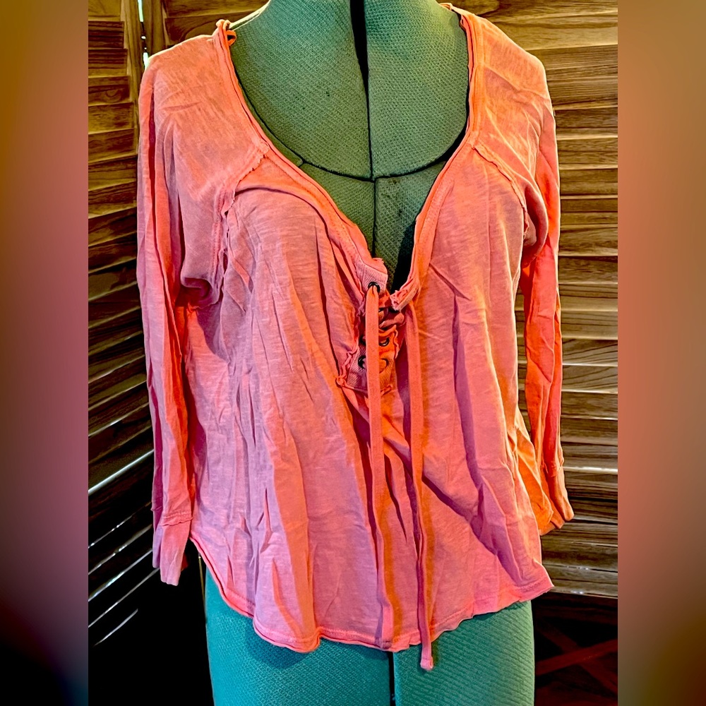 Peachy top with tie detail 🧡